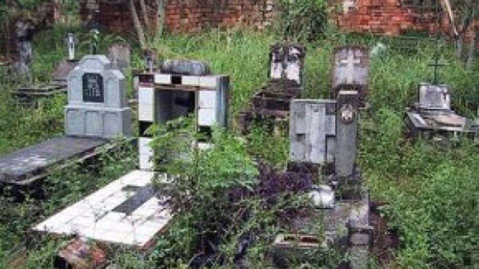 Цигани мародери оскверняват български гробове