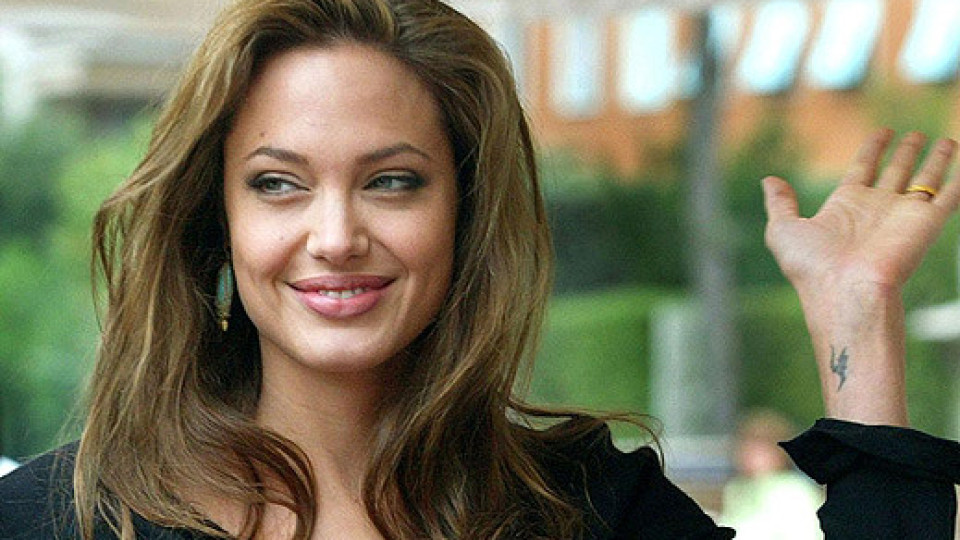 Анджелина Джоли обвинена в кражба