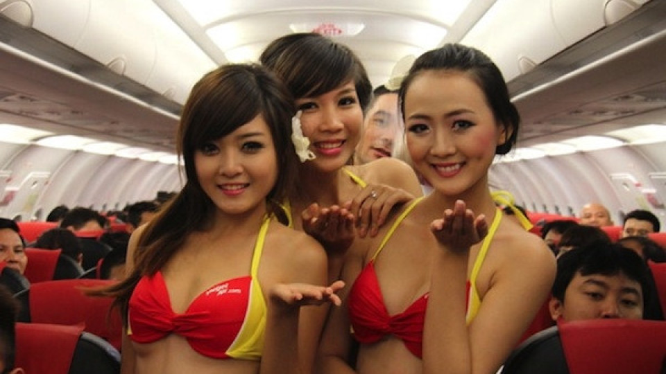 СКАНДАЛ! Вижте как виетнамски стюардеси развличат клиенти по време на полет (Снимки и видео) 