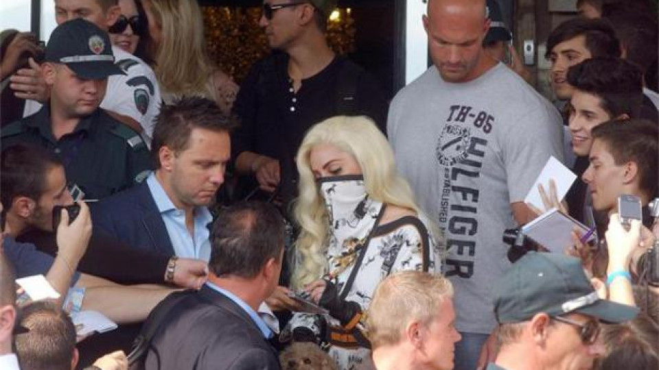 Вижте как пристигна Лейди Гага в София (Снимки) 