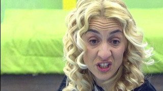 Тризначката изпадна в невиждана истерия!!! (ВИДЕО)