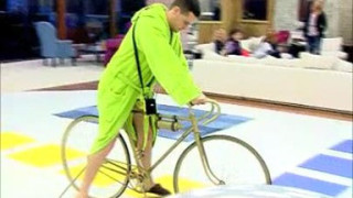 ИЗТРЕЩЯ! Лестер се ХВЪРЛЯ с колело в басейна 
