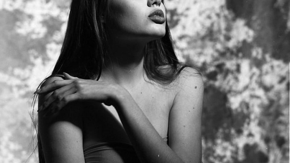 Разкошна! Виж Анджелина Джоли като модел на 16 (СНИМКИ)