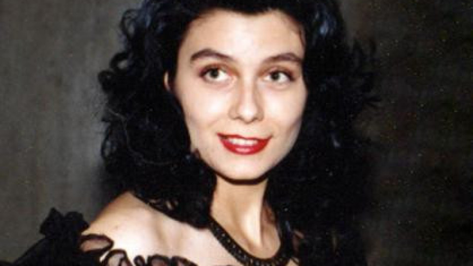 Венета Райкова преди 21 години - с рунтави вежди и бледа кожа