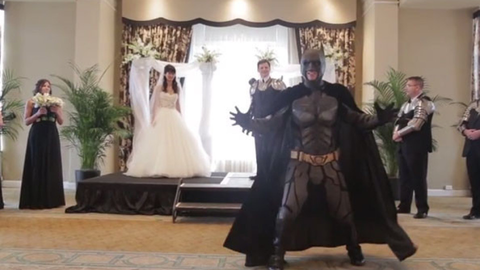 Батман и Железния човек нападнаха рицарска сватба (Видео)