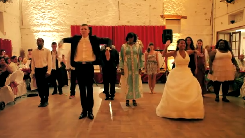 Това ли е най-лудият сватбен танц? Вижте разбиващо видео