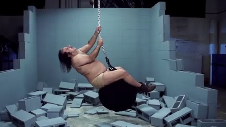 Майли Сайръс стана за смях с видео пародия на Wrecking Ball