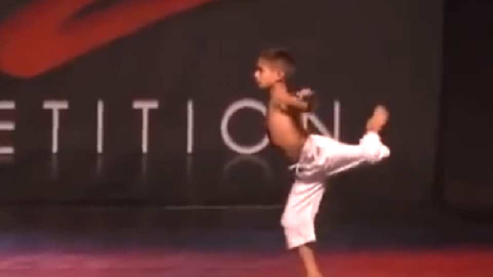 8-годишен е най-добрият танцьор на всички времена! (Вдъхновяващо ВИДЕО)