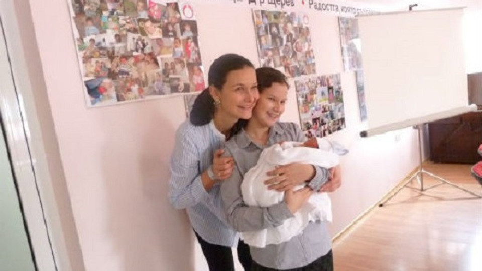 Евелина Павлова показа новородения Борис - виж колко е щастлива!