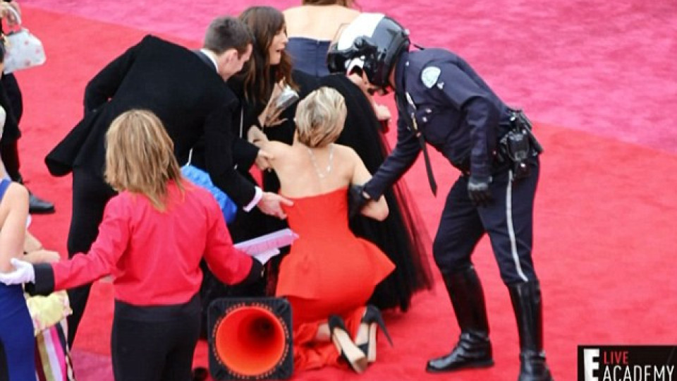Дженифър Лорънс падна на червения килим на Оскарите (Снимки)