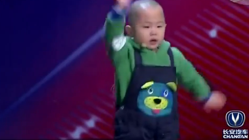 Уникален танц! 3-годишно китайче взриви публиката в шоу за таланти (Видео)