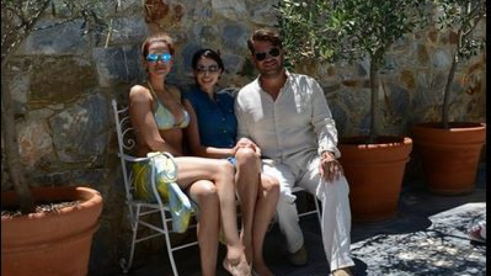 Теди Велинова по бански събра погледите на гръцка сватба