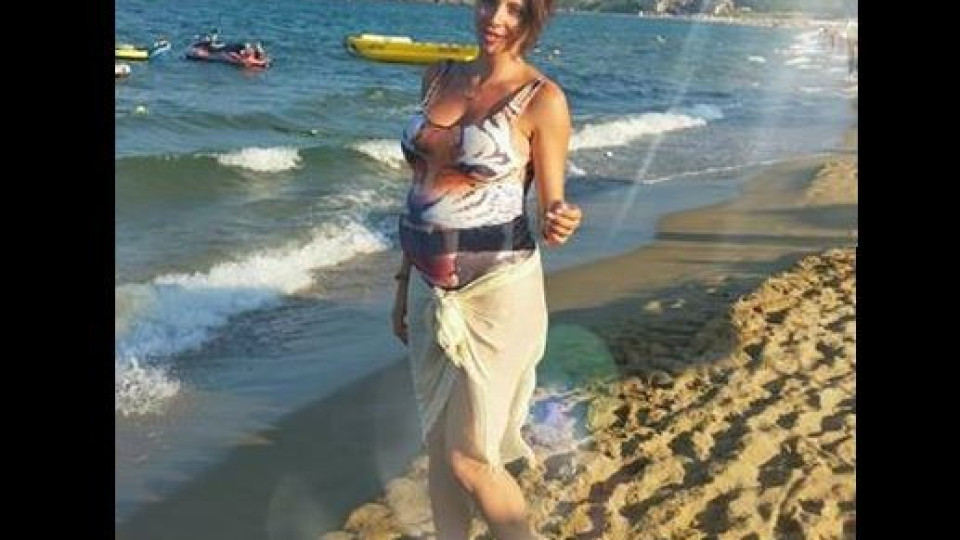 Бременната Златка Димитрова разгорещи с фото от плажа