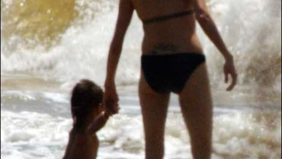 Анджелина Джоли цъфна на плажа, показа кокали и целулит