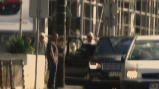 Слави Трифонов се взе за мутра - виж охраната му