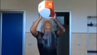 Ники Михайлов предизвика дръзко президента с Ice Bucket Challenge
