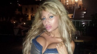 Мис Силикон шокира турците - развя всичко на показ