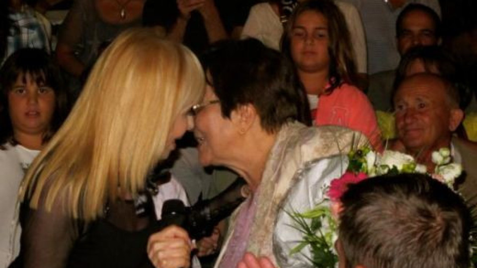 Лили Иванова дари учителката си - показа голямо сърце