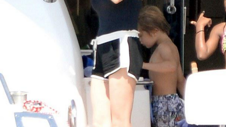 Анджелина Джоли плаши с кльощави крака (Снимки от почивката й)