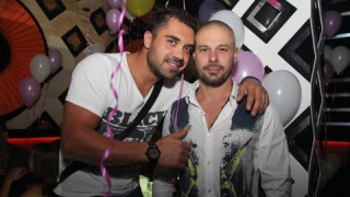 Влади на Кали купонясва, докато тя е затворена в Къщата