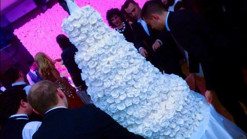 Мария с торта с 1000 рози и подаръци за 1 000 000
