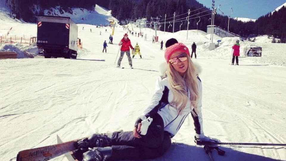 Андреа стана за смях на ски пистата - вижте стойките й (Снимки)