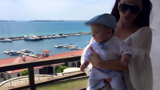 Емануела тъне в лукс в курорта на Диневи