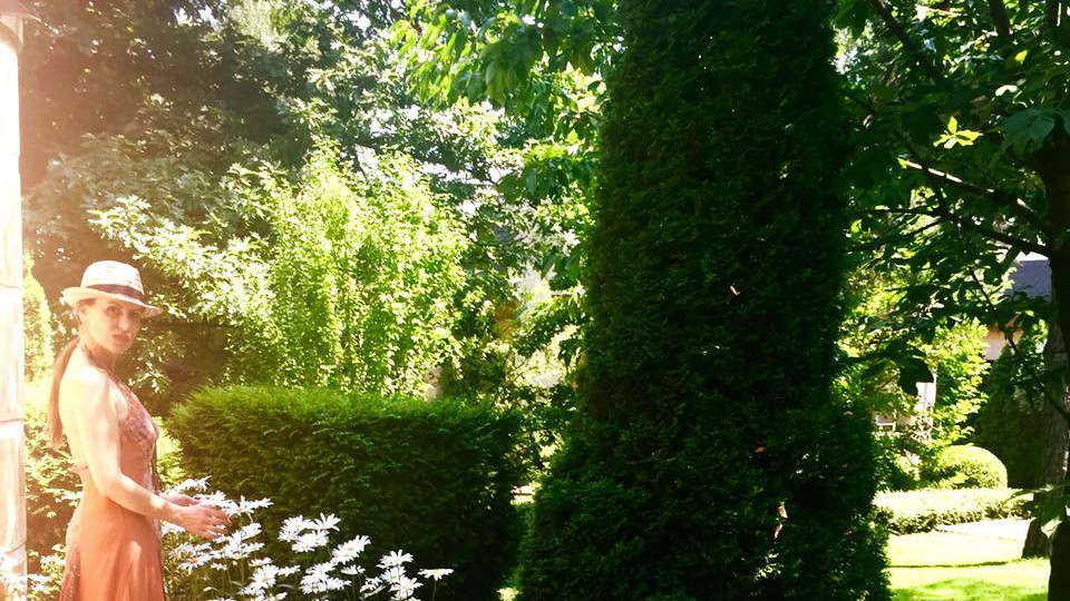 Илиана Раева блести в разкошната си градина (Нови снимки)