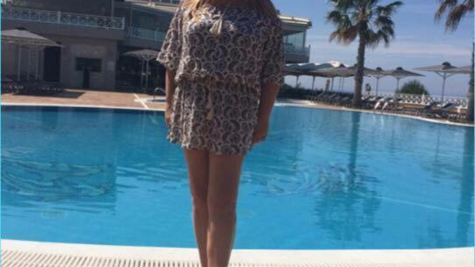 Ваня Червенкова шашна с крак в Гърция (Вижте как прекара Великден - Снимки)