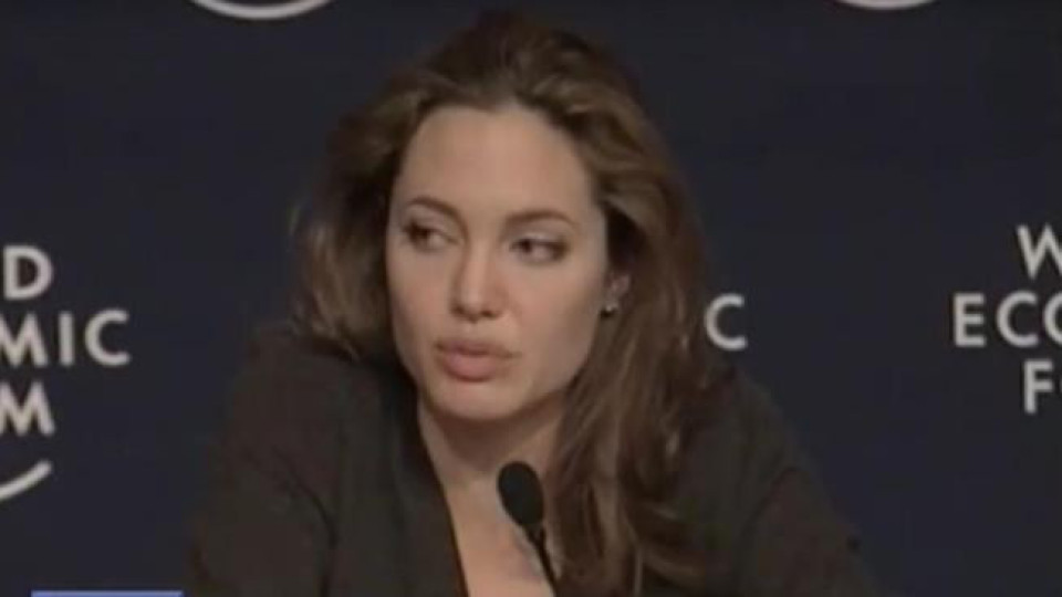 Жесток скандал с Анджелина Джоли! (Тв водещ се изгаври публично с нея)