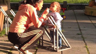 Емануела умили всички (Вижте как глези малкия Димитър в парка)
