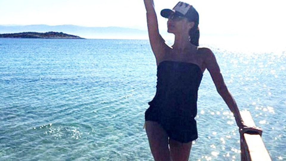 Виктория Бекъм блесна с тяло в Гърция (Снимки от ваканцията на фамилията)