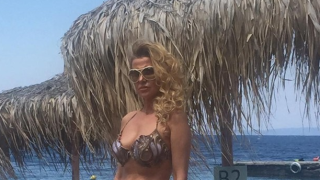 Илиана Раева събра погледите по бански (Снимки от почивката й в Гърция)