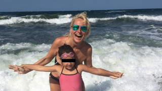 Петя Раева събра погледите на плажа (Бившата депутатка уникална по бански - Снимки)