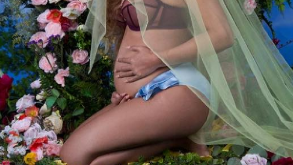 Бионсе показа бременното си коремче (Певицата чака близнаци - Фото)