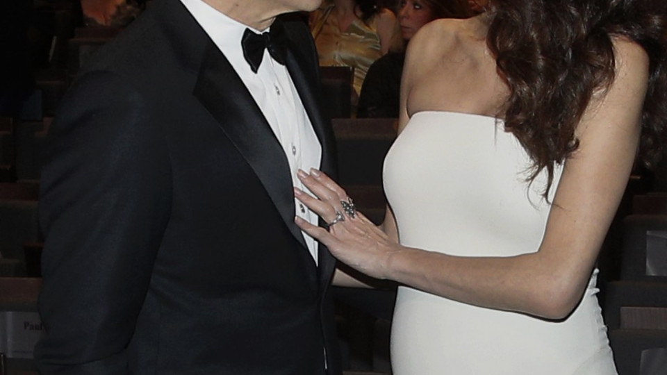 Бременната Амал Клуни блести на наградите "Сезар" (Вижте я с коремче)