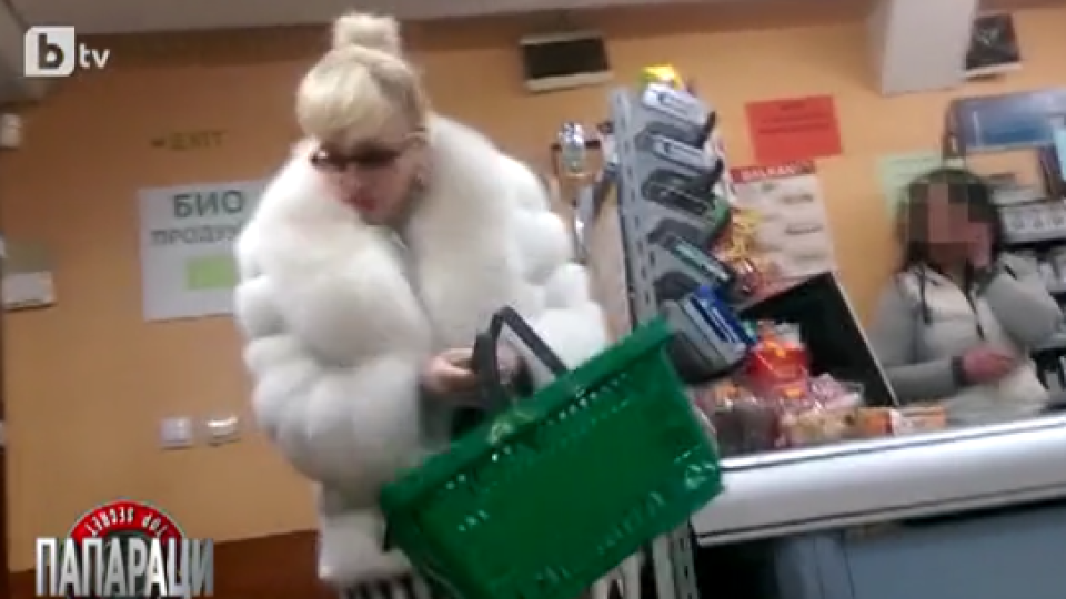 Сашка Васева ходи до магазина с вечерен тоалет (Вижте я как пазарува)