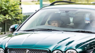 Кралица Елизабет хвърли в ужас лондончани! На 91 седна сама зад волана