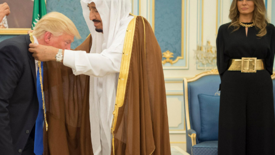 Доналд Тръмп с подаръци за 1 млрд. от саудитския крал (Вижте с какво го позлати)