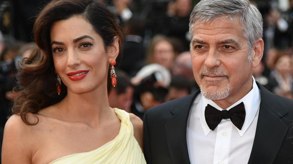 Амал Клуни роди като кралска особа (Вижте с какъв лукс я глези Джордж)