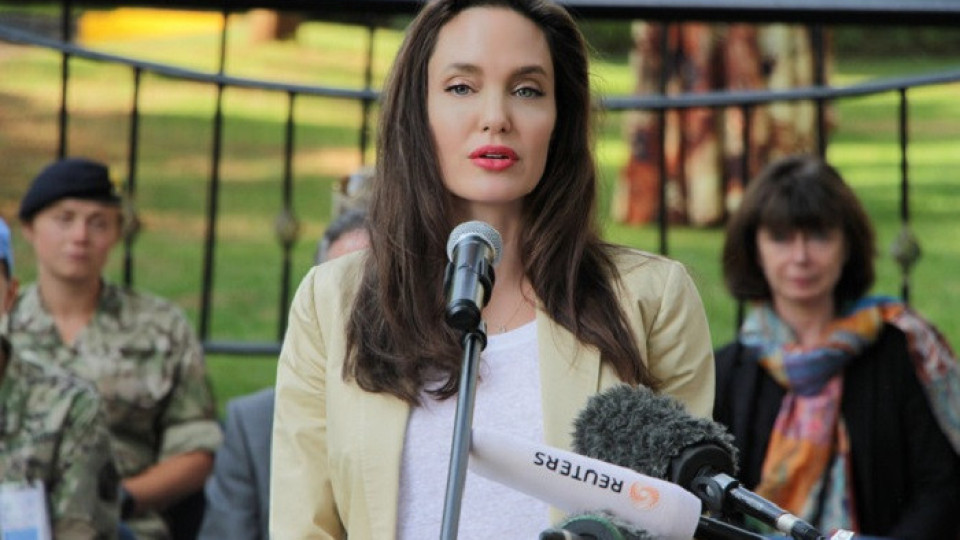 Анджелина Джоли се обезобрази с ботокс (Актрисата ужаси с подуто лице - Снимки)