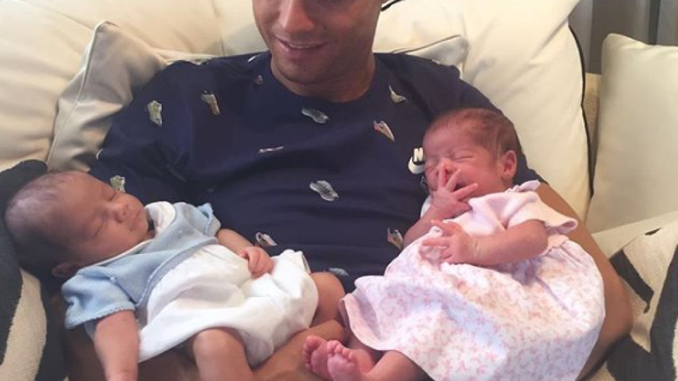 Кристиано Роналдо показа новородените си близнаци (Сладурско фото)