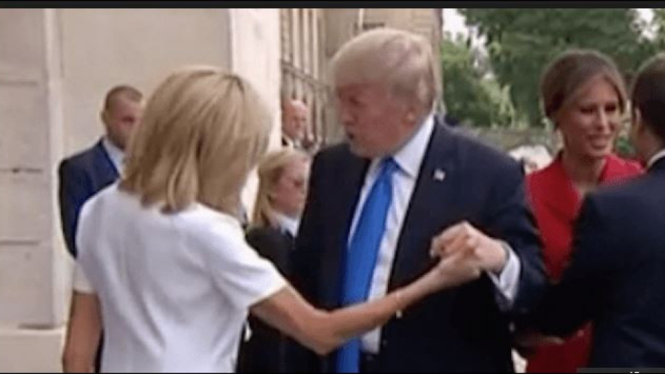 Доналд Тръмп с пореден гаф: Пуска ръце на Бриджит Макрон в Париж!