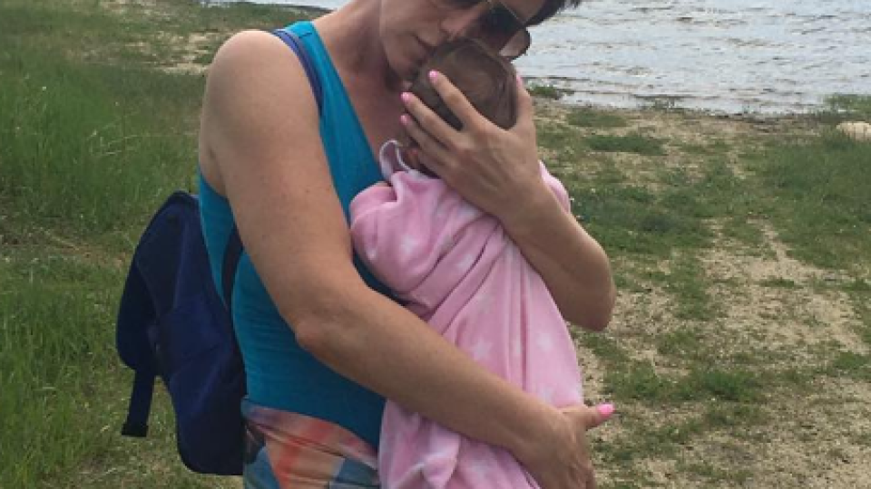 Джина Стоева рискува здравето на бебето (Мъкне го по сватби и го пече на плажа)