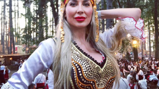 Антония Петрова стана за резил с пародия на национална носия (Вижте как се изложи)