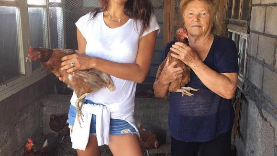 Ирина Шейк храни кокошки на село (Вижте как се забавлява в родината - Снимки)