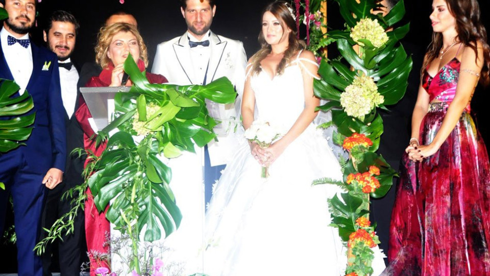 Гизем Караджа вдигна луда сватба в Турция (Вижте как звездата от "Огледален свят" каза "Да")