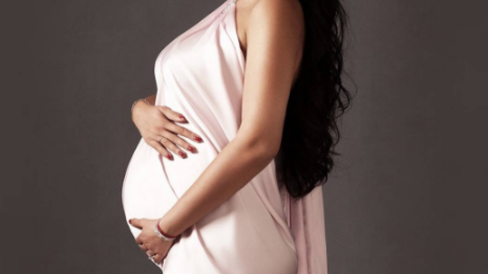 Бременната Мария Илиева блести в уникална фотосесия (Певицата разкри пола на бебето)