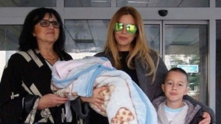 Емилия заряза бебето си заради Жорж Башур (Певицата не поглежда малката Мира, остави я на родителите си)
