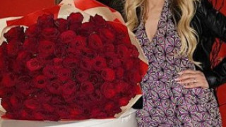 Смях! Емилия се фука с чужд букет за 8 март (Вижте как се опита да метне феновете - Фото)